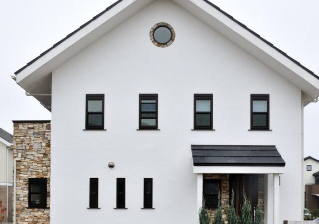 大開口ドアで広々とした開放感溢れる無垢と漆喰の家