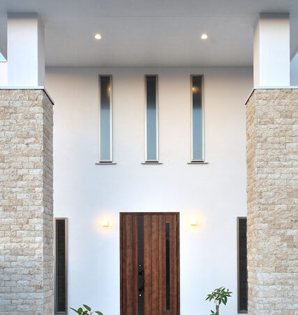 漆喰の壁が上品さを放つ家