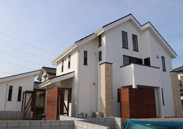 全く結露のないカラっとした空気感が心地よい。開放感溢れる無垢と漆喰の家