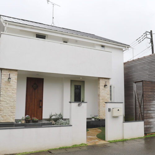 邪気を祓うために風水の塀と車庫を配置。