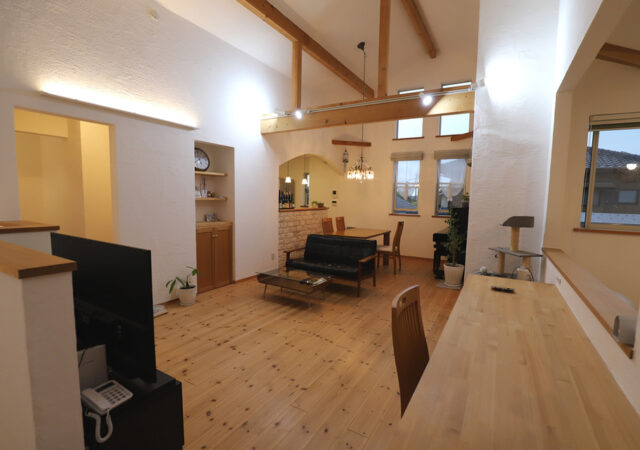 夢のトリミングルームを併設。漆喰と無垢に包まれた開放的な2階リビングの家