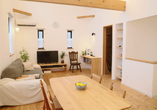 木材はぜんぶ無垢。壁は漆喰で健康的な袖ヶ浦の家