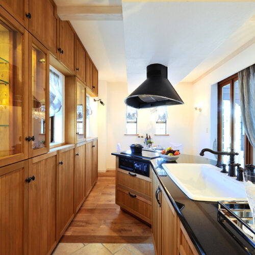 キッチンもクラシックモダンでおしゃれな雰囲気を創出しています。