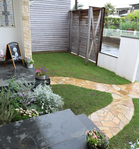 風水設計を取り入れアプローチに工夫した。