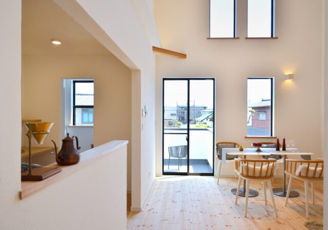 吹き抜け空間のリビングダイニング解放感を満喫