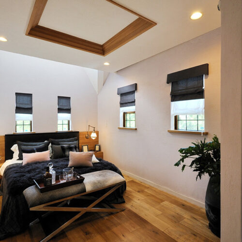 クラシックモダンな外観と漆喰・無垢のお家nobleはいかがでしょうか。