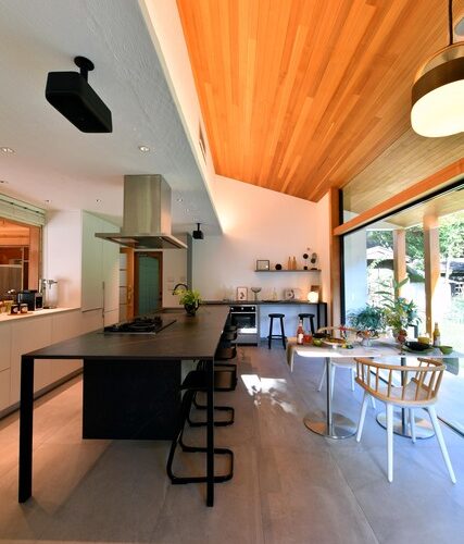 自然素材のアイランドキッチン