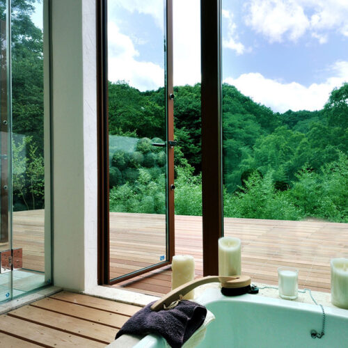 移り行く山の景色を見ながらゆったりとくつろげるバス（浴槽）など、見所はたくさんあります。