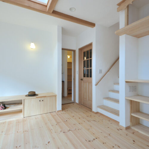 全体的に和を感じさせる雰囲気ですが開放感もあるので心地よい暮らしができます。