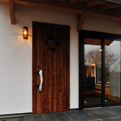 ドアはモダンな雰囲気でおしゃれさが演出されています。