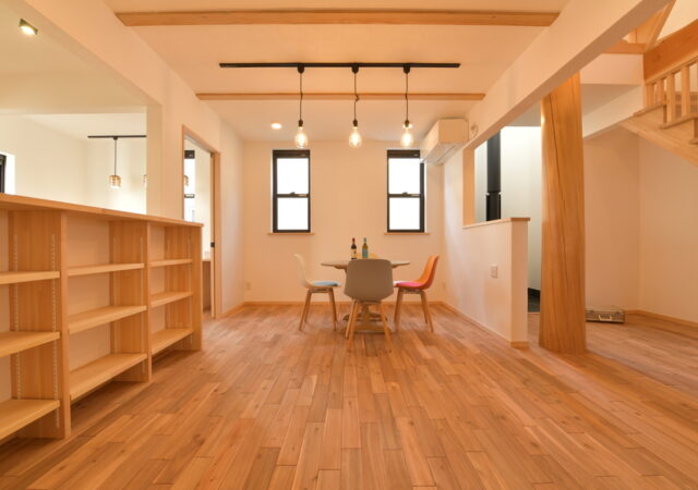 木の無垢森につつまれる家