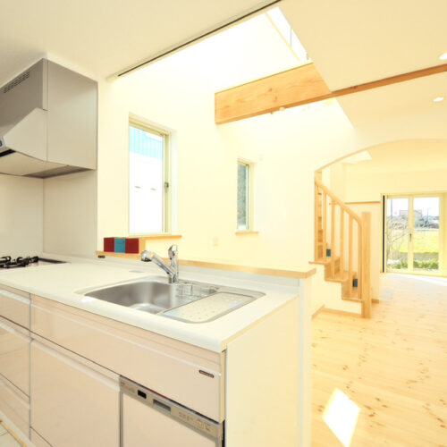 モダンな雰囲気と開放感がある暮らしやすいお家はいかがでしょうか。