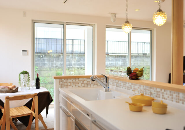 奥様の気分があがる明るいキッチン