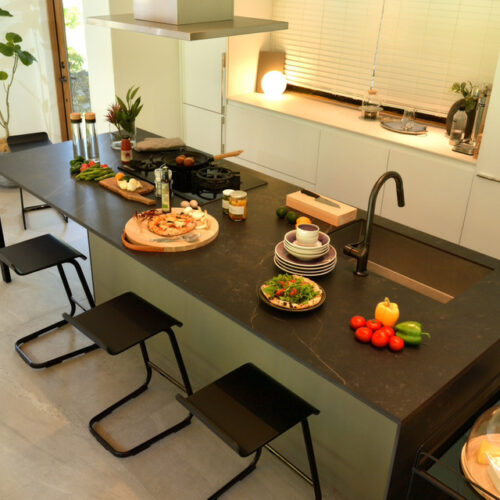 自然に囲まれたおしゃれな雰囲気と完全無添加×風水設計のお家はいかがでしょうか。