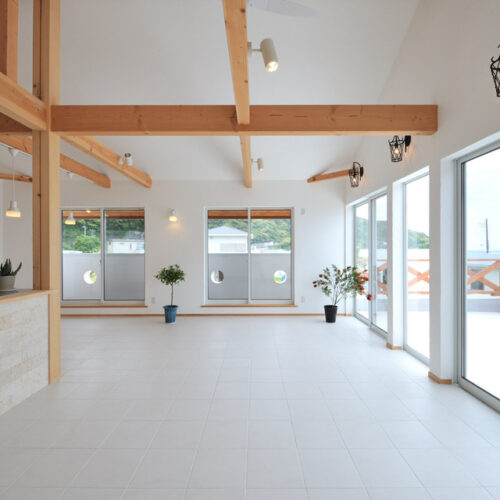 壁やライトがおしゃれなデザインで、かっこいい雰囲気を演出しています。