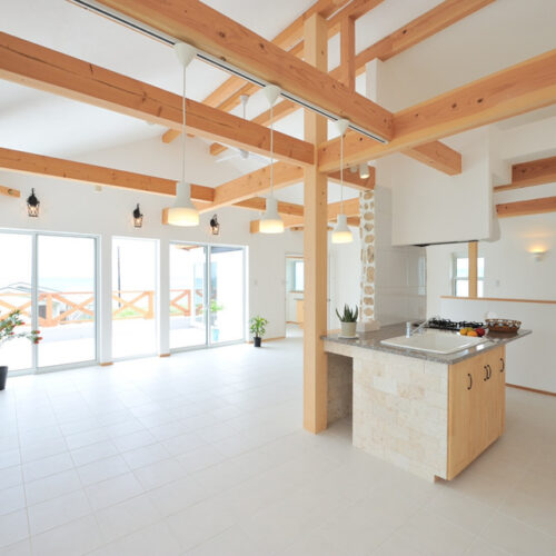 インテリアを揃えるのが楽しみになるリビングですね。