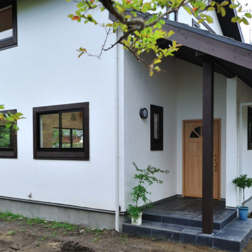 屋根やドアの木の色合いを含めていいアクセントになっています。