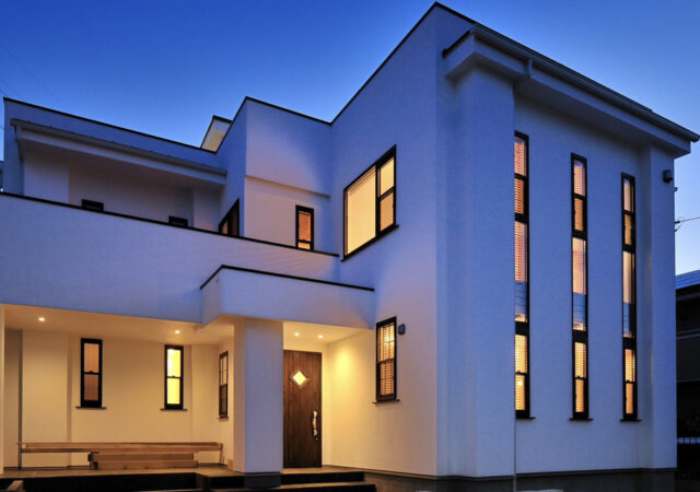 静寂と美しさが共存したモダンな雰囲気の豊かな暮らしができる家