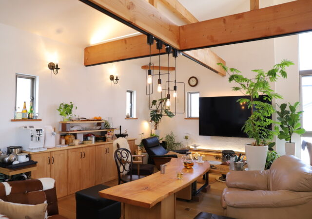 2Fリビングで朝日を浴びながら朝食もできる。開放感溢れる天然素材のいえ