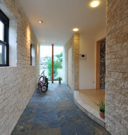 玄関の抜け感でゆとりを感じる邸宅