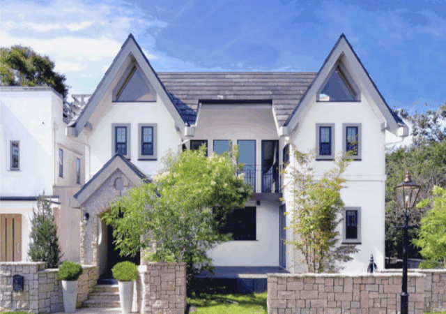 クラシックモダンな外観と漆喰・無垢の家noble