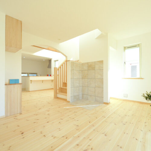 リビングは肌に優しい素材のフローリングに開放感があるレイアウトになっています。