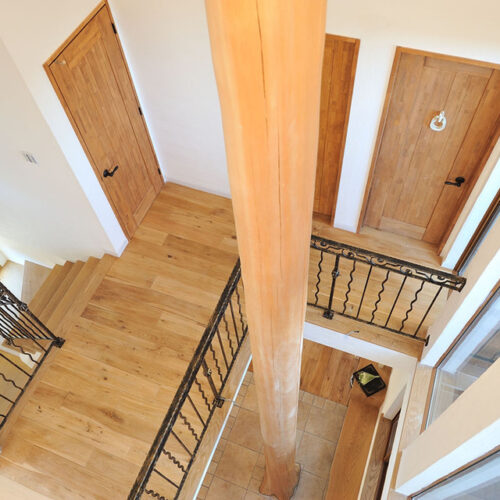 1階から天井まで 伸びる「御柱」は見所で、生命のエネルギーを象徴しています。