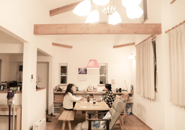 2階リビングで開放感溢れる無垢と漆喰の家