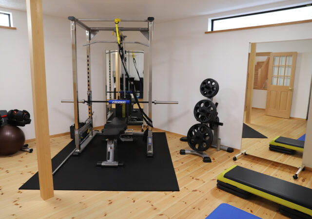 1Fにジムを併設。２階リビングが明るく解放感に溢れる漆喰と無垢の家