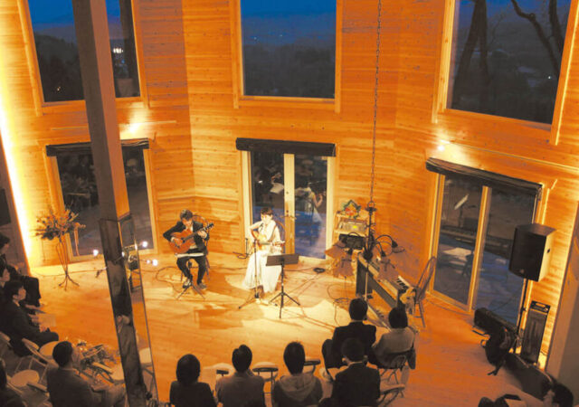 コンサートも開ける大きなリビングのログハウス