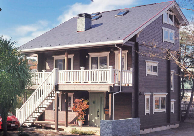 スタイリィッシュな外観のペンション風ログハウス