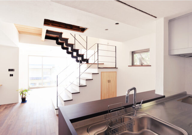 階段の手摺りをアイアン素材で仕上げた無添加の家