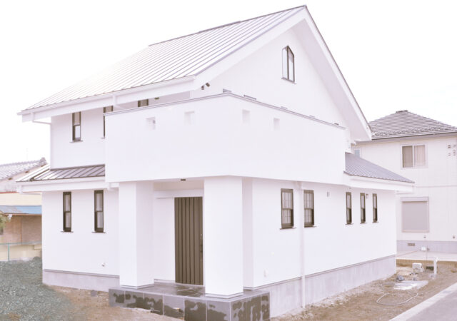 御柱のある吹き抜けリビングで家族の気配を感じる無添加の家