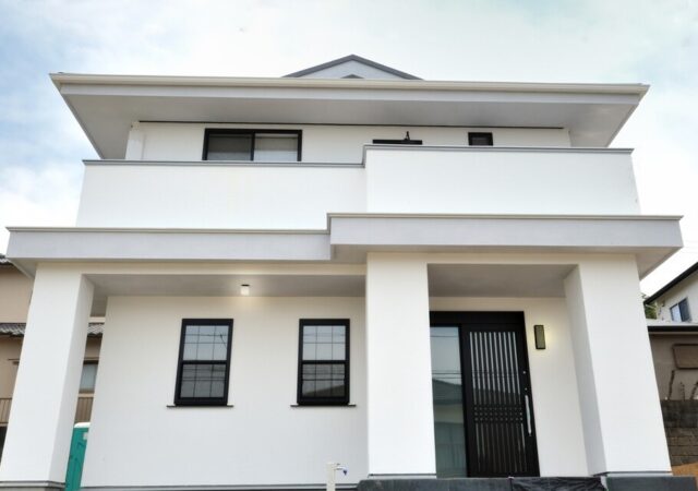 漆喰の品のあるたたずまいを感じる邸宅