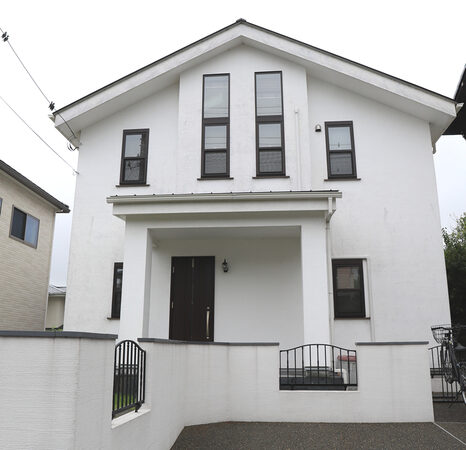 陽の光が降り注ぐ広い空間で、のびのび暮らす無添加のいえ