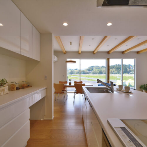 キッチンからダイニングへ配置、余白を感じる上品な印象です