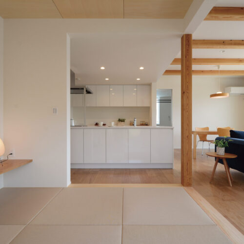 キッチンとつながりを感じられる対面の畳コーナーです