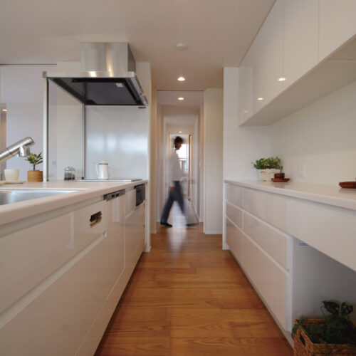 キッチンを中心とした回遊性のある動線が、暮らしやすさを高めています