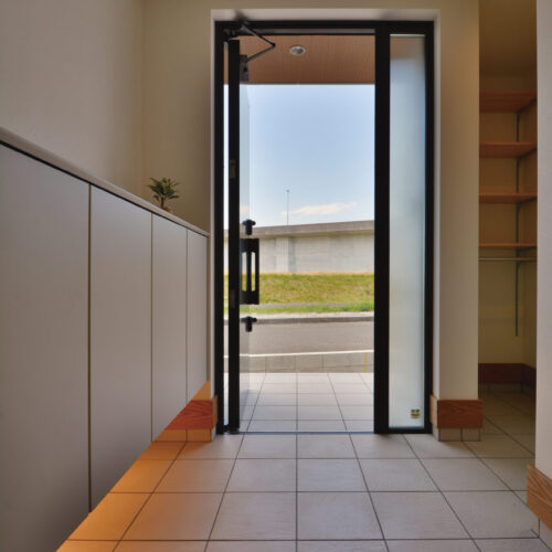 やわらかな間接照明と光を取り込む親子ドアが、明るく上質な玄関空間をつくります。